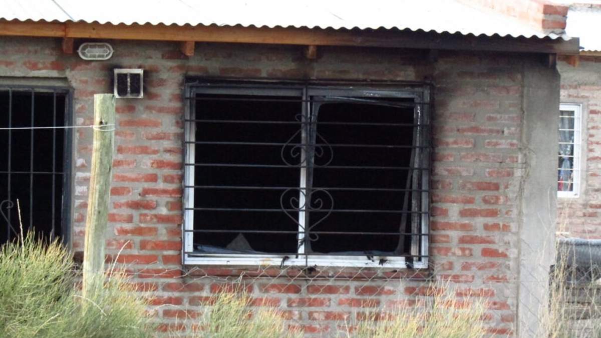La familia quedó atrapada en el incendio. Fuente: (Chañar Digital)