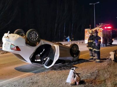Una mujer se quedó dormida y volcó en la Ruta 7: iba con su esposo y su hija