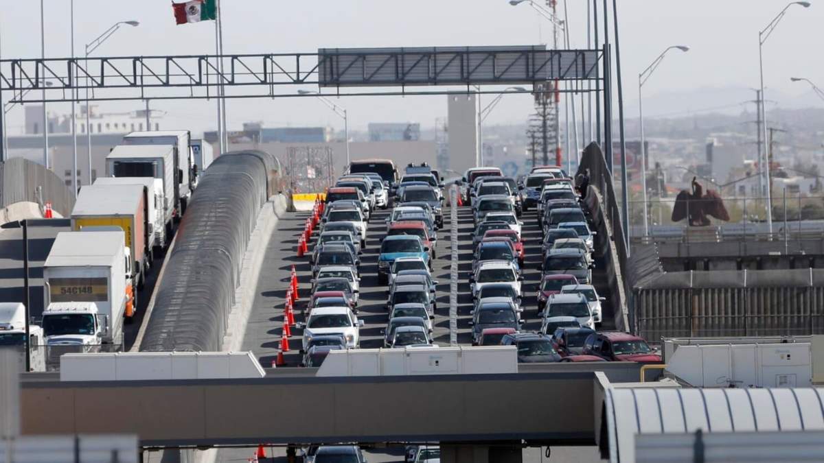 Autos y camiones esperan en filas para entrar a Estados Unidos desde México, en el cruce fronterizo de El Paso, Texas