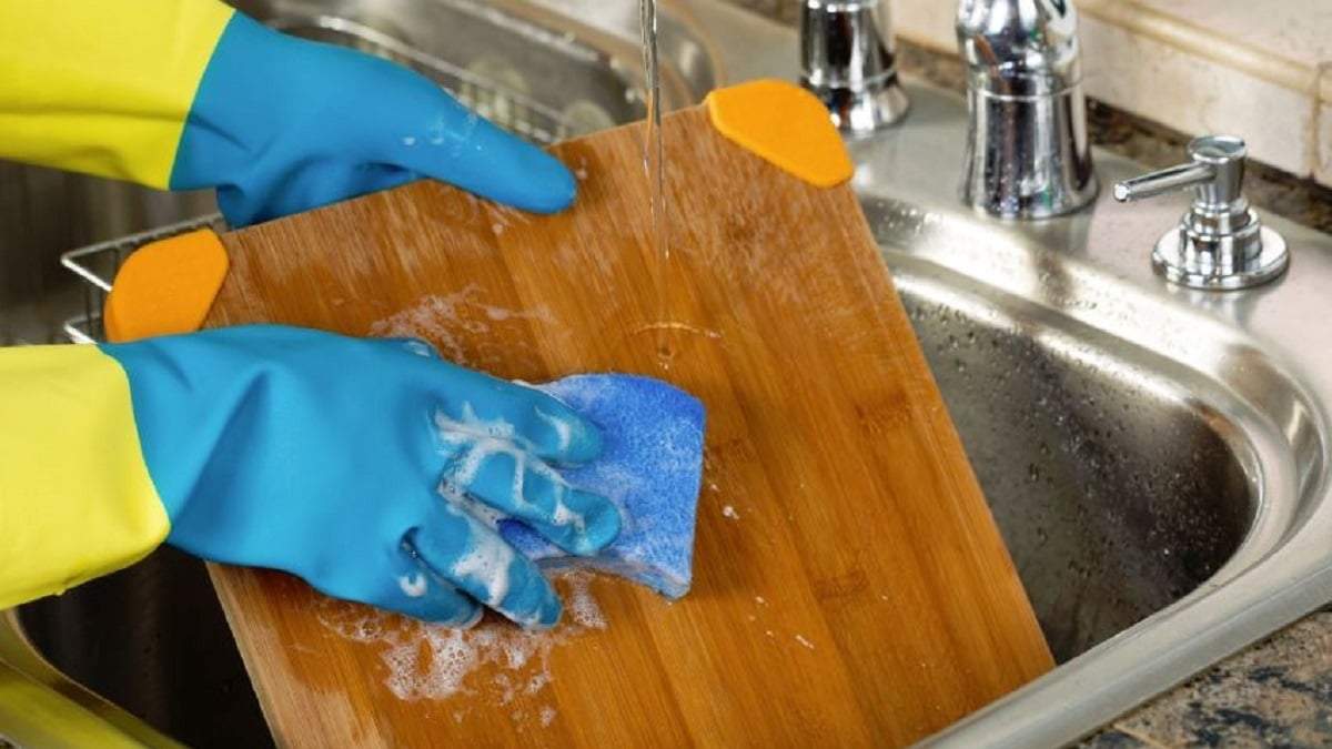 Cómo limpiar y desinfectar tu tabla de cocina. Fuente: (X)