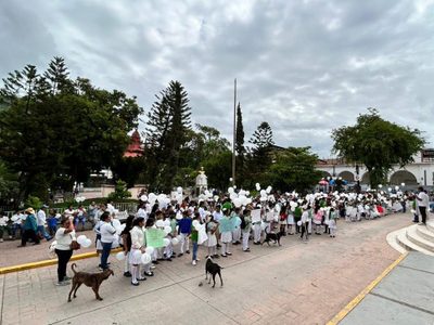 Globos al aire para el niño Gaspar y exigencias de justicia en Tlapa
