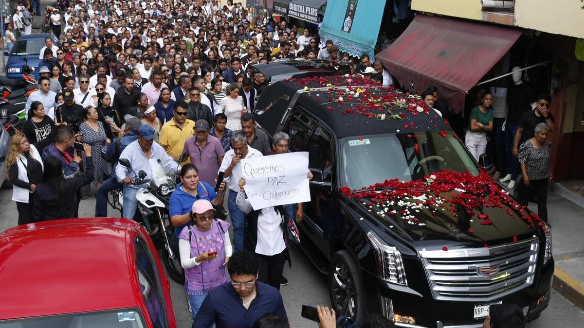 7 de octubre. Habitantes de Chilpancingo, Guerrero, despiden a su alcalde Alejandro Arcos, decapitado un día antes y cuyos restos fueron abandonados en una camioneta. La víctima apenas tenía una semana en el cargo