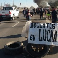 Docentes del Chañar y Añelo cortaron la ruta 7 por “falta de transporte eficiente y seguro”