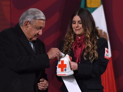 AMLO da inicio a la Colecta Nacional de la Cruz Roja: dona mil 700 pesos