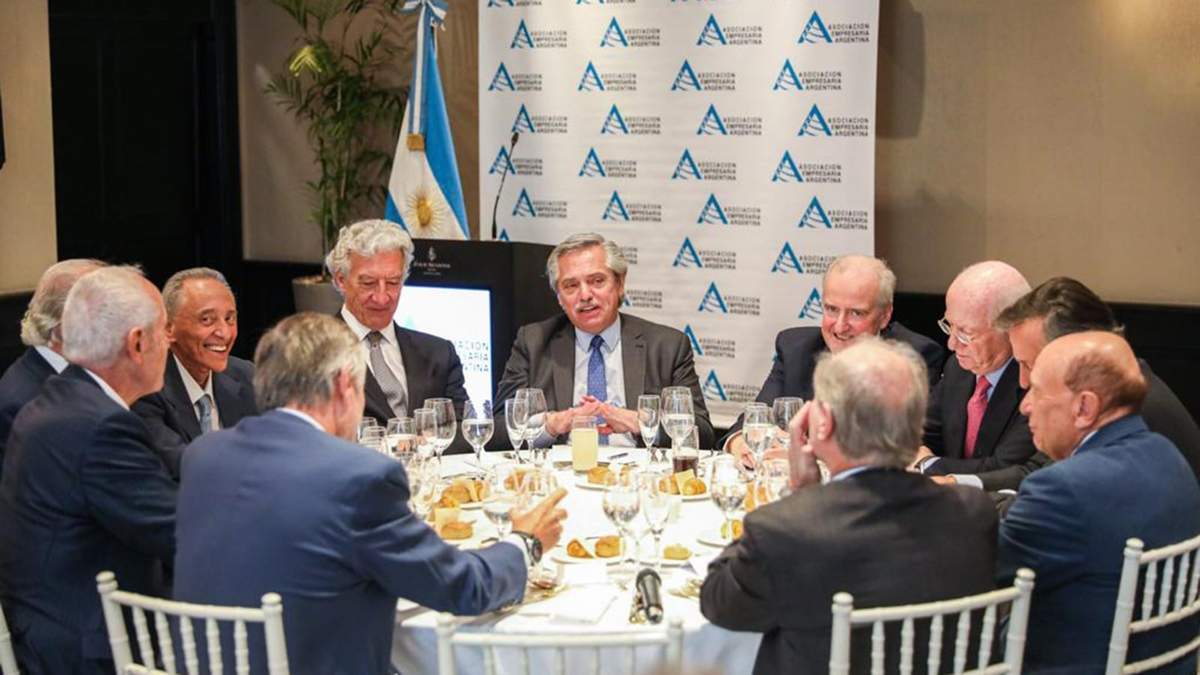 Reunión con empresarios. Fuente: (Instagram).