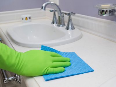 El secreto para eliminar malos olores en el baño usando 1 producto que seguro tenés en tu botiquín