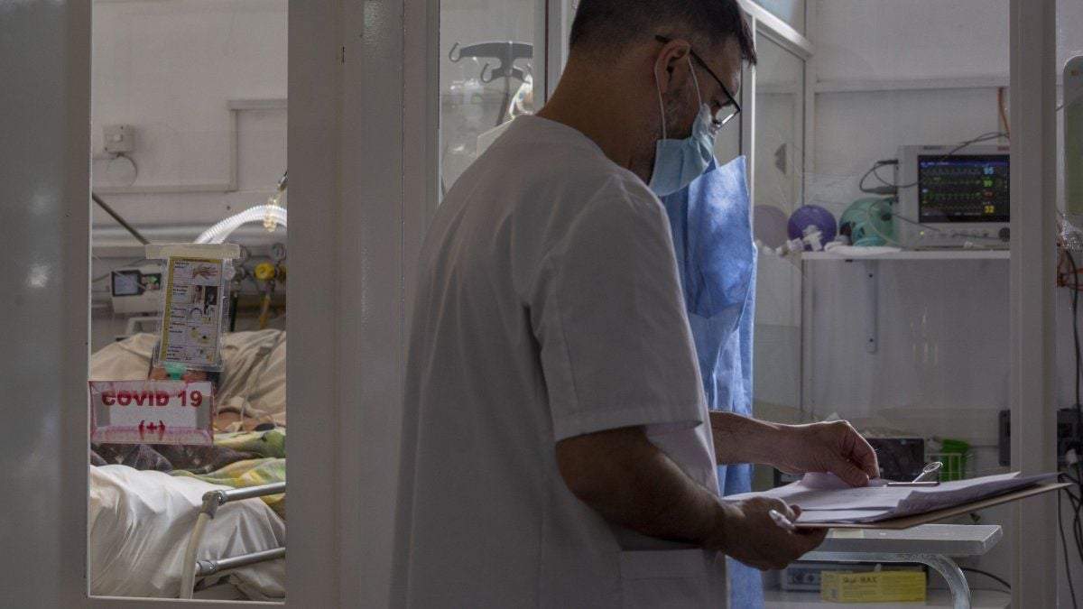 Un enfermero en una guardia que trata a un infectado de coronavirus. Fuente: (Twitter)