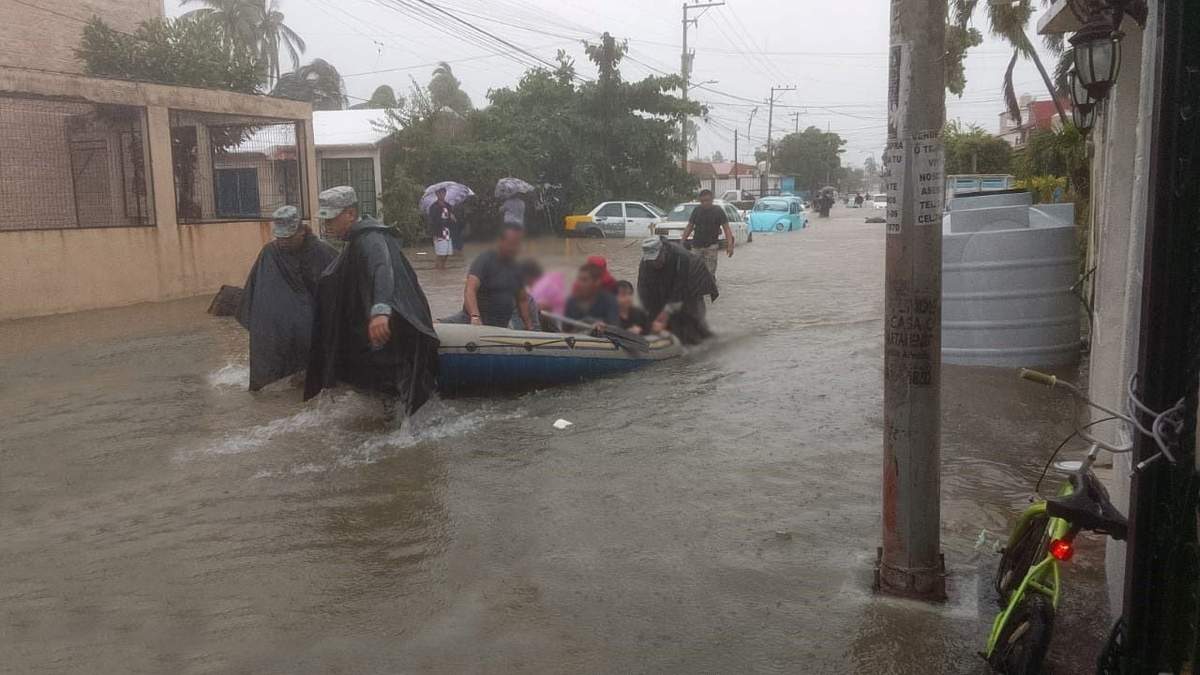 Caudal crecido del río Huacapa por John se lleva casas de habitantes en Chilpancingo