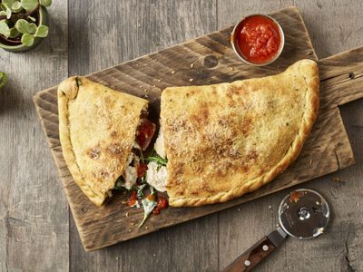 Calzone de pollo y vegetales: gratinados, exquisitos y rendidores, una receta perfecta que no te falla