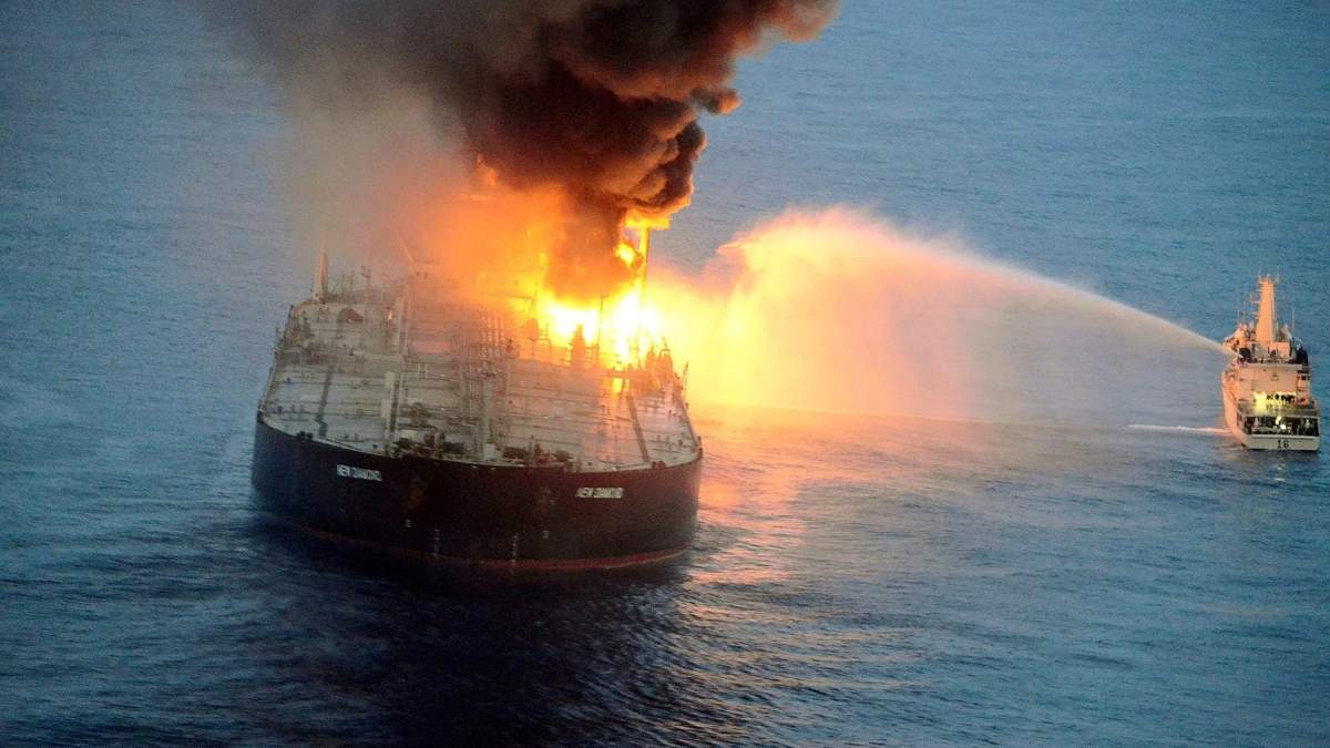 De no apagar el incendio a tiempo, el crudo podría verterse en el océano. Fuente: (Twitter)