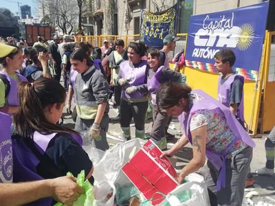 Agrupaciones de cartoneros marchan en reclamo de paritarias