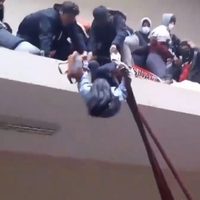 Captan la caída desde un cuarto piso de 11 estudiantes; mueren 6