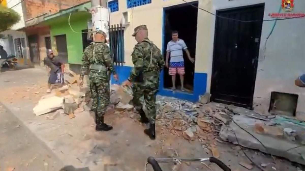 Militares ayudan a la remoción de escombros en viviendas de Risaralda dañadas por el sismo de 5.6 que sacudió a Colombia el 19 de enero de 2024