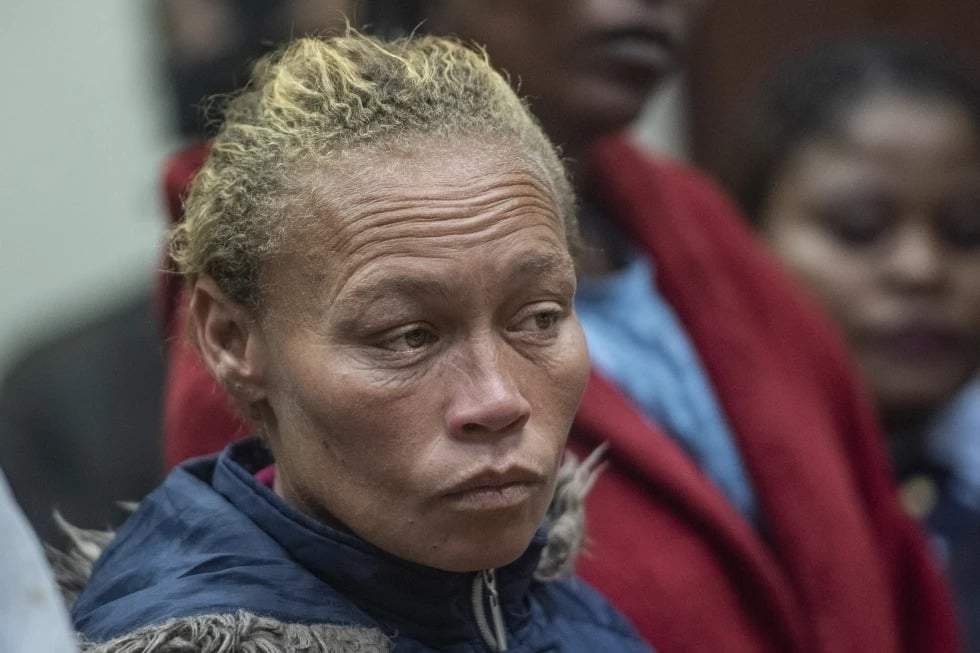 Kelly Smith, madre del desaparecido Joshlin Smith, comparece ante el tribunal en Vredenburg, Sudáfrica, el jueves 7 de marzo de 2024.