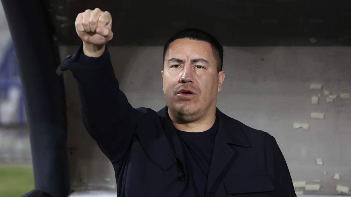 Efraín Juárez debuta como nuevo Director Técnico de los Universitarios en el partido de fútbol Pumas vs Alajuelense