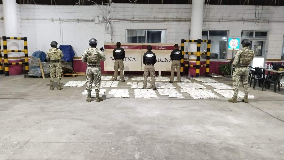 Elementos de la Marina y la FGR custodian la metanfetamina incautada en Veracruz