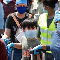 Cifra de muertos por covid-19 supera los 300 mil; en 15 países, el 90% de los casos