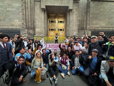 Grupo de jóvenes a favor de la reforma judicial clausura simbólicamente la SCJN