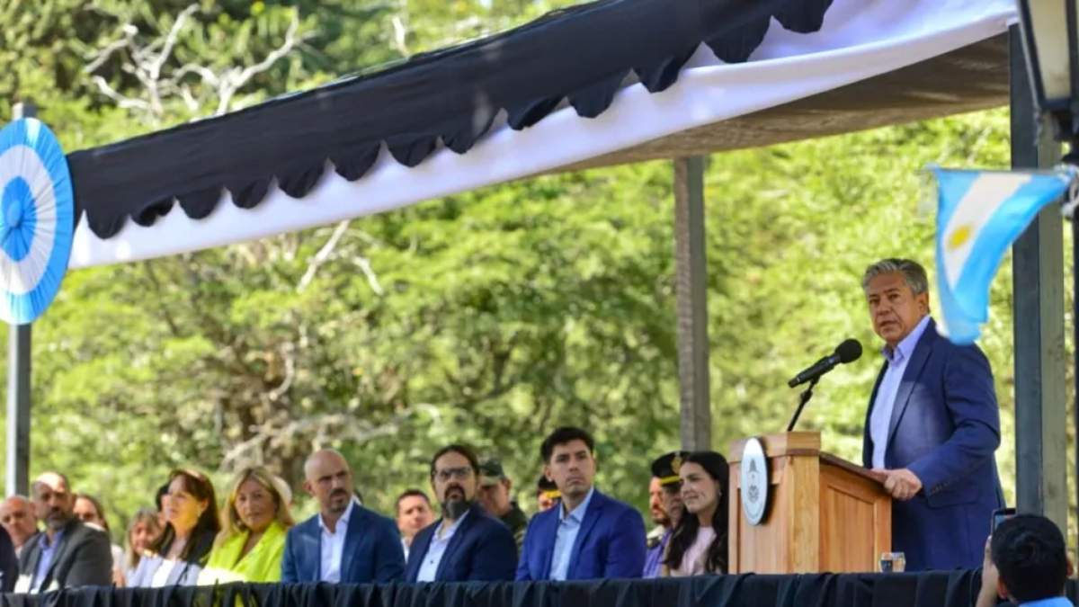 Rolando Figueroa en el aniversario de Villa Pehuenia. Fuente: (Neuquén Informa)