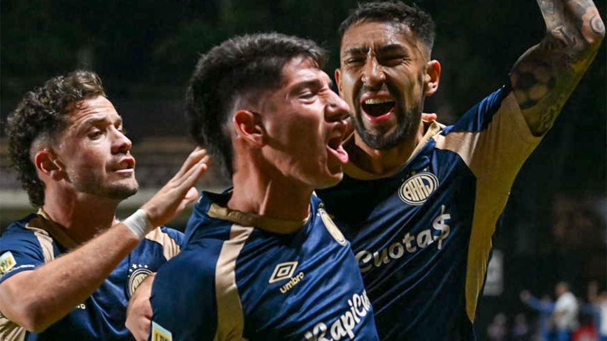 Porcel y Erik Godoy celebran el 2-1 parcial de Argentinos Juniors.