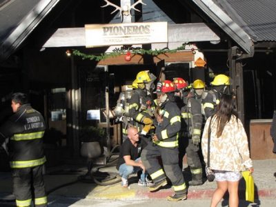 Otro incendio en un restaurante de San Martín de los Andes: bomberos controlaron las llamas