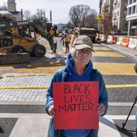 D.C. comienza a retirar el “Black Lives Matter” pintado cerca de la Casa Blanca