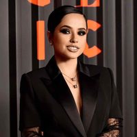 "No soy ni mala ni santa": Becky G traduce su último éxito para los usarios de internet