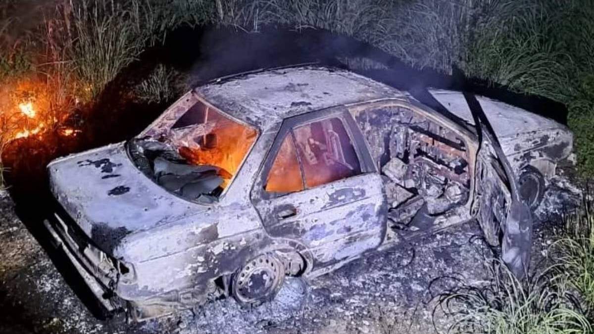 El auto fue hallado a la entrada a la población de Tepehuaje 1, municipio de Juan R. Escudero, en la carretera federal Tierra Colorada – Ayutla de los Libres