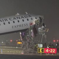 Un avión chocó con un camión en el aeropuerto de Nueva York