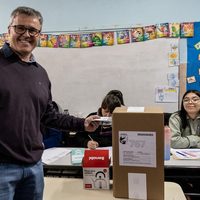 Claudio Larraza emitió su voto en Plaza Huincul y espera por la llegada de Rolando Figueroa
