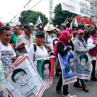 Con mensajes anónimos advierten ataques a padres de normalistas de Ayotzinapa