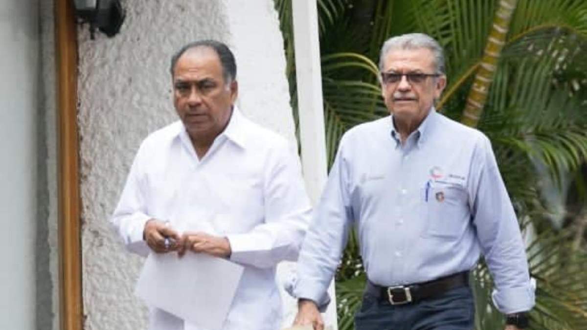 El gobernador Héctor Astudillo y el secretario de Salud, Carlos de la Peña Pintos