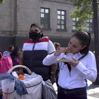 Así respondió Claudia Sheinbaum a las críticas por el video en el que come tacos de canasta