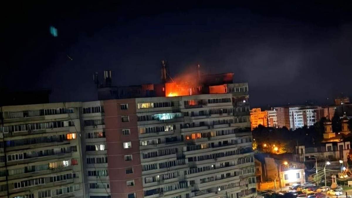 El dron provocó un incendio en el techo de un edificio de departamentos