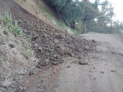 Por desprendimientos de piedra, quedó habilitada solo media calzada en el camino a Quila Quina