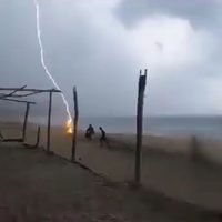 Captan cómo un rayo fulmina a una mujer y un hombre en una playa de Aquila, Michoacán