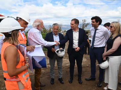Santilli recorrió las obras del Metrotranvía en el aeropuerto