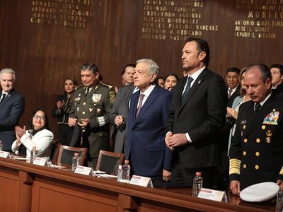 Jesús Ramírez reclama que ministra Norma Piña no respetó el protocolo y se levantó a aplaudir a AMLO