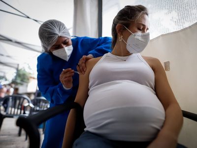 Piden acelerar la vacunación de las embarazadas en España tras la muerte de gestantes