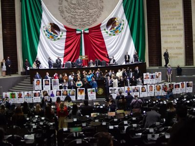 Diputados del PAN llevan a tribuna fotografías de los 30 periodistas asesinados en sexenio de AMLO