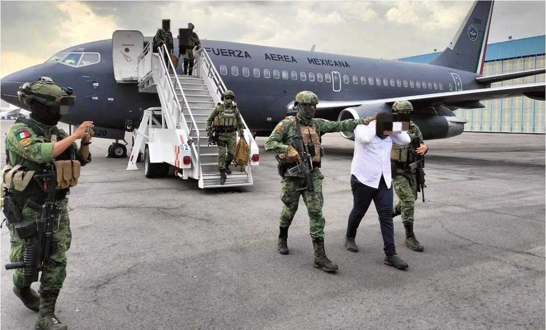 Elementos del Ejército trasladan a "El Piyi", operador de "Los Chapitos" desde Culiacán, Sinaloa