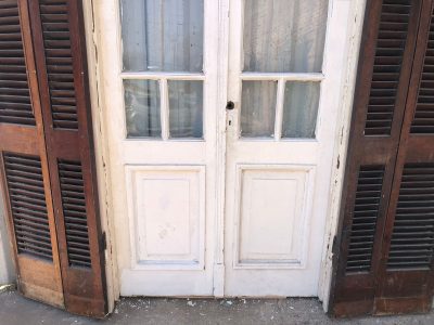 No tires esa vieja puerta de madera y convertila en el perchero vintage más chic para la entrada de tu casa