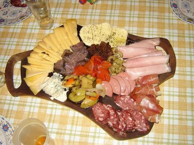 Llevá la picada a otro nivel con estas tortugas de cebolla y queso que se hacen con tapas de empanada
