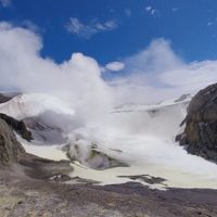 El servicio chileno elevó el nivel de alerta del volcán Copahue, pero el organismo argentino lo desestimó