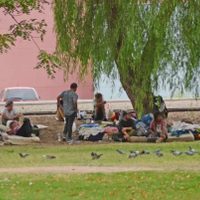 Advierten que cada vez son más las personas en situación de calle en Neuquén capital