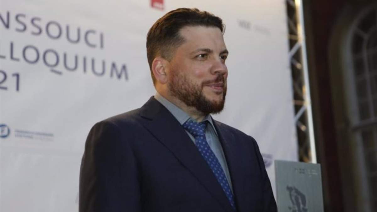 Leonid Volkov, jefe de campaña del fallecido Alexei Navalni, recibe un premio en Alemania en nombre del opositor ruso