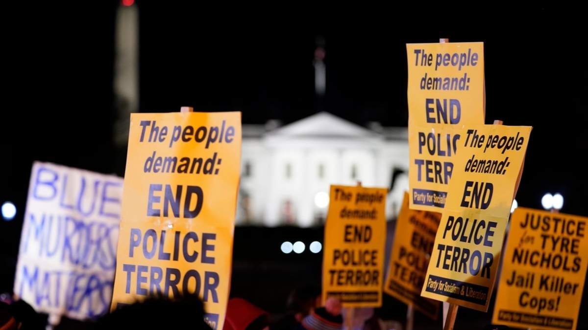 Manifestantes protestan por la violencia policial frente a la Casa Blanca