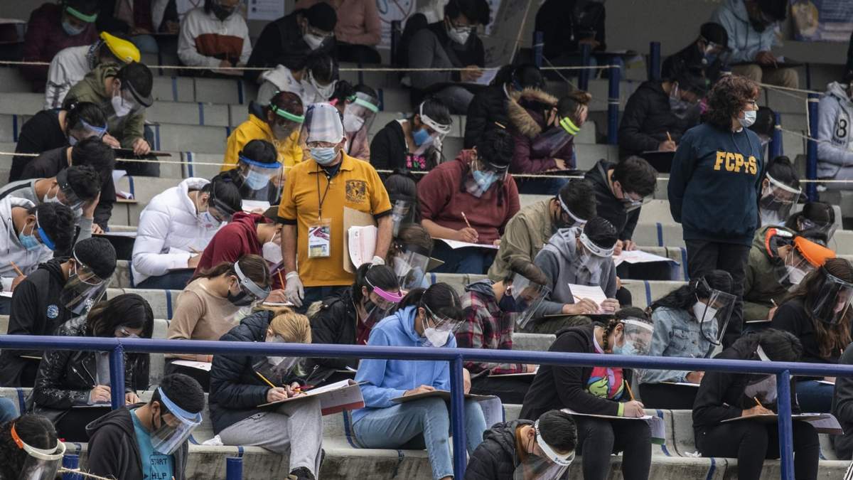 Aspirantes a educación superior en el estadio de la UNAM
