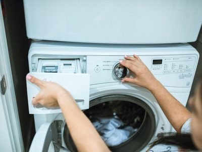 El truco exprés de la abuela para limpiar la cajonera del lavarropas y dejarla como recién estrenada