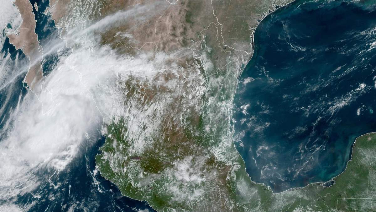 Imagen satelital del viernes que muestra a la tormenta tropical "Ileana" sobre Baja California Sur
